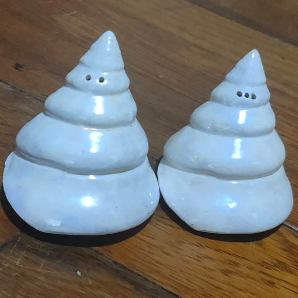 Opalescent white shell salt & pepper shakers - Picture 1 of 5